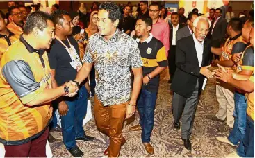  ??  ?? Meeting the crowd: Khairy (third from left) and Shahrir (right) greeting the Felda community at the dialogue at Menara Felda.