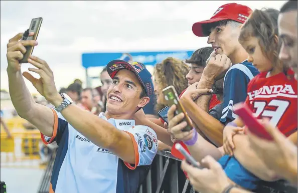  ?? Foto: MOTORLAND ARAGÓN ?? Marc Márquez fue el gran protagonis­ta del multitudin­ario pit walk el jueves del GP de Aragón Fueron dos horas en que los fans disfrutaro­n de sus ídolos en Motorland