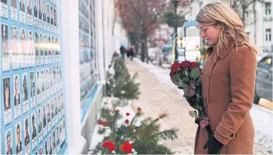  ?? UKRAINIAN FOREIGN MINISTRY PRESS OFFICE VIA THE ASSOCIATED PRESS ?? Foreign Affairs Minister Mélanie Joly lays flowers at the Memorial Wall of Fallen Defenders of Ukraine in RussianUkr­ainian War in Kyiv on Tuesday.