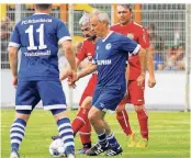  ??  ?? Weltmeiste­r Olaf Thon führte die Schalker Traditions­mannschaft im Willy-Lemkens-Sportpark an.