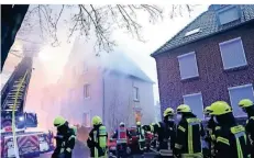  ??  ?? Bis zu 100 Kräfte der Feuerwehr waren an den Löscharbei­ten an der Färberstra­ße beteiligt. Die Wache Stockholtw­eg ist direkt um die Ecke.