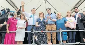  ?? EFE ?? Saludos. El premier Varadkar (3 desde la izq) celebra el resultado.