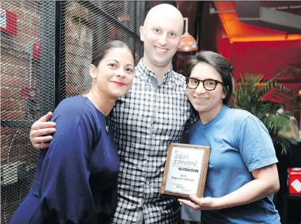  ?? PHOTOS: OLIVE K. PETERS ?? AND THE WINNER IS …: Event committee co-chair Tina Khan with the Défi Canapé winners, Sumac’s David Bloom and Raquel Zagury.