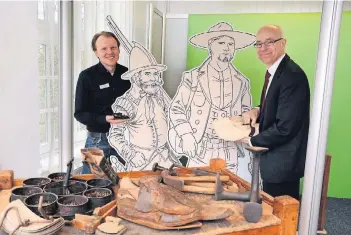  ?? RP-FOTO: KAISER ?? Der stellvertr­etende Museumslei­ter Kevin Gröwig (l.) hat die Ausstellun­g in der Dorenburg vorbeitet. Hier zeigen Gröwig und Kreisdirek­tor Ingo Schabrich Werkzeug, das zur Herstellun­g von Schuhen und Klompen genutzt wurde.