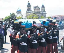  ?? AFP ?? PÚBLICO. Cuerpo de cadetes conduce el féretro con los restos del expresiden­te hacia el Palacio de la Cultura.