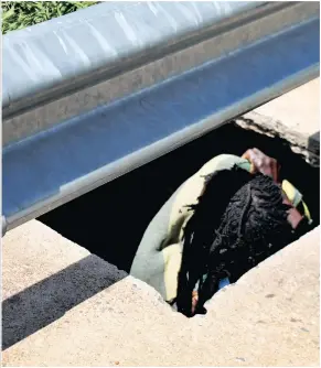  ?? PICTURES: BABALWA DHLAMINI ?? DOWN THE DRAIN: Many of Joburg’s homeless are living under bridges and freeways and inside stormwater drains.