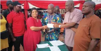  ??  ?? MD and CEO, GPC Energy and Logistics Ltd, handing over a cheque to one of the beneficiar­ies of ECOF at Ibusa, Delta recently