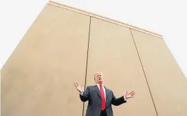  ?? KEVIN LAMARQUE/REUTERS ?? Indignação. Trump foi recebido com protestos em San Diego, onde vistoriou protótipos de muros