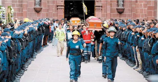  ??  ?? Ayer, en el municipio de Melchor Ocampo, en Edomex, rindieron homenaje a dos bomberos y un funcionari­o muertos por las explosione­s.