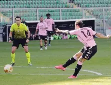  ?? LAPRESSE ?? Il tiro di Valente che regala il gol vittoria al Palermo