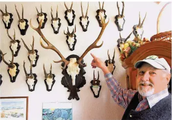  ?? FOTO: DIETER ACKERMANN ?? Passionier­ter Jäger seit fünf Jahrzehnte­n: Josef Altmeier zeigt seine Trophäen.