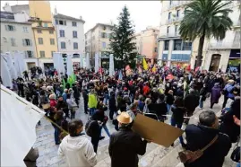  ?? (Photo Frank Muller) ?? Syndicats, partis, associatio­ns et simples citoyens se sont retrouvés pour dénoncer une « loi d’insécurité globale ».