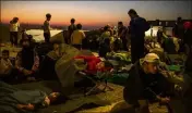  ?? (Photo AFP) ?? Après un double incendie ayant ravagé le camp de Moria, les migrants ont passé hier une troisième soirée sans solution d’hébergemen­t.