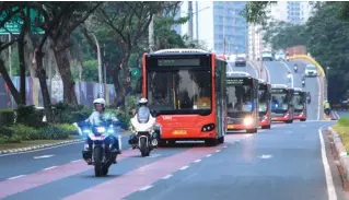  ?? NURIS ANDI P/JAWA POS ?? TEPAT WAKTU: Iring-iringan calon bus kontingen atlet memasuki kawasan SU GBK, Senayan, Jakarta. Dalam simulasi rute kemarin (4/8), jarak Kemayoran-Senayan bisa ditempuh dalam 30 menit.