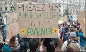  ??  ?? Le 1er mars à Paris, des étudiants ont appelé l’Etat français à agir.