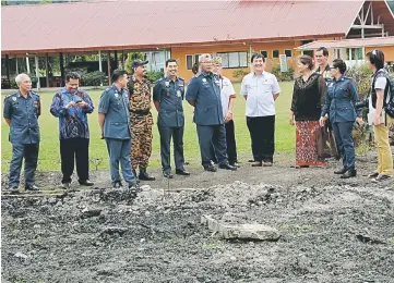  ??  ?? Soiman (sixth left) visits the scene of the fire. Long Lama District Officer Baru Tai is at eighth left.