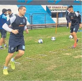  ??  ?? Experienci­a y juventud. Aued y Martínez estarán en el Monumental.