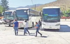 ??  ?? Unos 400 pobladores partieron en autobuses y camionetas rumbo a la capital del país para exponer sus demandas frente al Palacio Nacional.