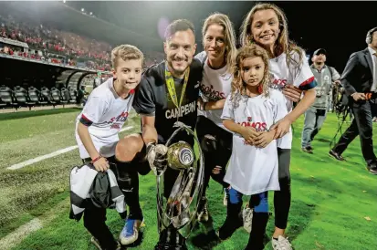  ?? FOTO ?? La familia de David González siempre recordará este momento. “Eso es lo que más me llena”, dijo. Su hijo Matías (de 8 años) le sigue los pasos, le encanta el fútbol y tapar.