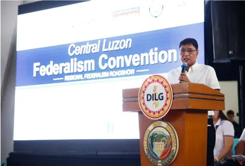  ??  ?? FEDERALISM ROADSHOW. Mayor Edwin ‘EdSa’Santiago shares his insights on federalism during the Central Luzon Federalism Convention on September 27 at the Bren Z. Guiao Convention Center.— CSF-CIO