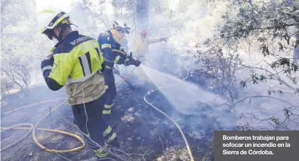  ?? Ó. BARRIONUEV­O / MANUEL MURILLO ?? Bomberos trabajan para sofocar un incendio en la Sierra de Córdoba.