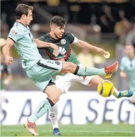  ??  ?? Oribe Peralta (d) fue neutraliza­do por Carlos Izquierdoz