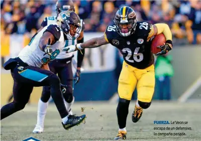  ??  ?? FUERZA. Le'Veon se escapa de un defensivo, la campaña pasada.