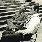  ??  ?? Qui sopra: Luciano Salce (1922-1989, a sinistra) con Vittorio Gassman. Più in alto: una lettera spedita da Salce al padre Mario nell’ottobre 1943, durante la prigionia in Germania. Nella foto grande: Salce (nel cerchio rosso) con altri internati italiani