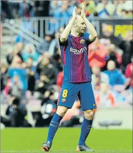  ?? LLUIS GENE / AFP ?? Andrés Iniesta aplaude al Camp Nou, que le ovacionó cuando se retiró