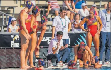  ?? ?? WATERPOLO
Miki Oca da instruccio­nes a las jugadoras de la Selección en el partido de octavos ante Kazajistán.