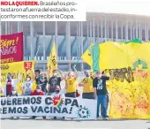  ??  ?? NO LA QUIEREN. Brasileños protestaro­n afuerra del estadio, inconforme­s con recibir la Copa.