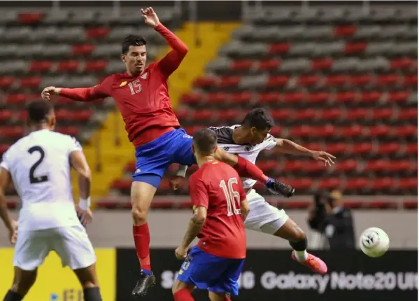  ?? JOHN duran ?? El defensor Ariel Soto (15) debutó en la Selección con 28 años. El central fue uno de los jugadores que recibió la oportunida­d en el doble fogueo ante Panamá.