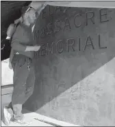  ?? Arkansas Democrat-Gazette/SEAN CLANCY ?? Builder and designer Amoz Eckerson shows the engraving on the south wall of the Elaine Massacre Memorial.