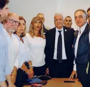  ??  ?? Da sinistra: il sindaco di Livorno Nogarin, il sottosegre­tario Velo, il ministro Galletti, il governator­e Rossi