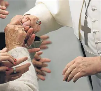  ?? ALESSANDRO BIANCHI /REUTERS ?? Las manos de Francisco en la reciente audiencia a los empleados del Vaticano