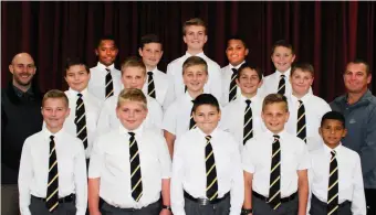  ??  ?? Die o.11A-rugbyspan het ‘n besonder goeie jaar gehad en ‘n paar topskole in die Suid-Kaap, OosKaap, sowel as die Wes-Kaap op hul neuse laat kyk. Agter, van links: Reshaan Damans, Ruben Snyman, Zian du Plessis, Keenan Myners en Jandré Nell. Middel: Theo du Plessis (afrigter), Joshua Smith, Hanno Liebenberg, Marnus Janse van Rensburg, Ruben van Solms, Kyle Burger en Anton de Reuck (afrigter). Voor: Malan Walters, Francois Liebenberg, Jandré Goosen, Aiden de Beer enShagen Sauls. Afwesig: Gerswin Kam.