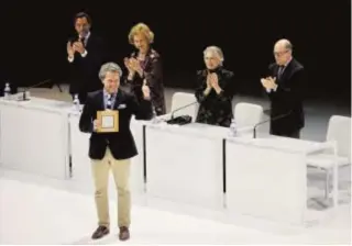  ?? // GUILLERMO NAVARRO ?? Norberto Álvarez Gil, anoche en el Teatro Real de Madrid, tras recibir el premio BMW de manos de Doña Sofía