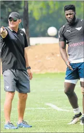  ?? Picture: GALLO IMAGES ?? BATTLE PLAN: Nollis Marais, head coach of the Bulls, gives Jamba Ulengo some instructio­ns during a training session ahead of the match against the Chiefs in Hamilton tomorrow