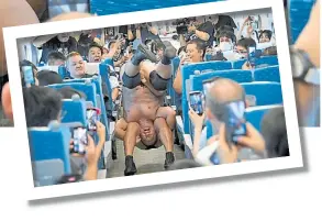  ?? ?? Lucha a la japonesa. Los catchers Minoru Suzuki y Sanshiro Takagi combaten en el tren bala Tokio-nagoya, a 290 kilómetros por hora.