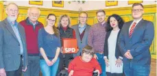  ?? FOTO: SPD WEINGARTEN ?? Die neun Kandidaten (von links): Peter Didszun, Rudolf Bindig, Annika Baur, Doris Spieß, Udo Mann, Ellen Hermann (vorn), Mario Bauer, Hülya Gürses und Christophe­r Zeiler.