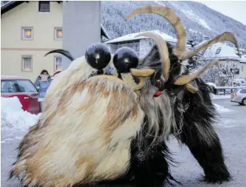  ?? BILDER: SN/OBERHUMMER, PRIVAT ?? Szenen eines Krampustag­s in Bad Gastein: Oben die Novizen Niclas, Mario und Bernhard; Mitte links und unten Vorteufel Hannes Bassetti mit Nikolo Peter Bassetti und beim Rempeln mit dem Vorteufel der KühkarPass; Mitte rechts die Bassetti-Pass in voller...