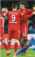  ?? Foto: Witters ?? Am Ende durften Mats Hummels und Robert Lewandowsk­i doch noch über einen Sieg jubeln.