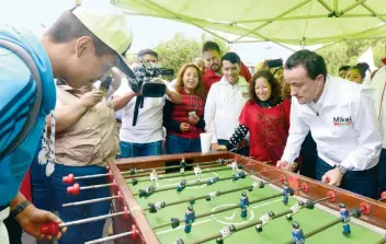  ??  ?? Durante sus recorridos, el aspirante a la jefatura de Gobierno local por el PRI aprovechó para jugar una reta de “futbolito” con los vecinos de la colonia San Lorenzo Tezonco, en Iztapalapa.