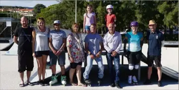  ?? (Photo B. K.) ?? Toute l’équipe de LB Slider, ici avec le maire François Arizzi et son adjointe Magali Tropini, a repris le chemin du skate park.