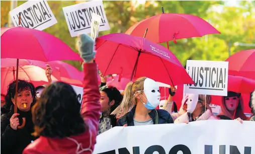  ?? EP ?? Un grupo de mujeres se concentró ayer contra la abolición de la prostituci­ón ante el Congreso de los Diputados