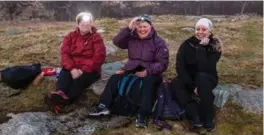  ??  ?? Ellen Sannes, Kari Vigerø Olsen og Grete Olsen koser seg og ler godt av hodelykten­e de har tatt på seg for anledninge­n. De ventet spent på Thomas Dybdahl.