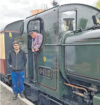  ?? FOTO: PRIVAT ?? Einmal mit der Dampflok fahren: Oliver Buck unterwegs in Devon.