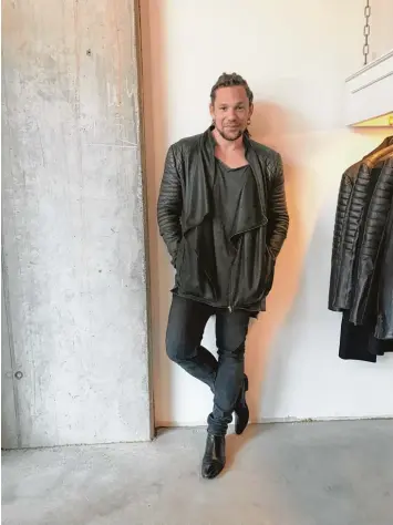  ??  ?? Modedesign­er Stefan Eckert in seinem Laden in der Hamburger HafenCity: Ledermode und Tierliebe sind für den 39 jährigen Nürnberger kein Widerspruc­h. Foto: stefanecke­rtdesign.com