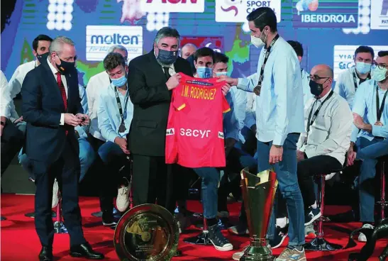  ?? EFE ?? El ministro Uribes recibió una camiseta de los Hispanos, que fueron bronce en el Mundial