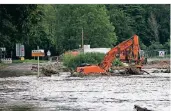  ??  ?? Im Bereich Haasenmühl­e / Nesselrath herrschte nach dem Hochwasser Chaos.